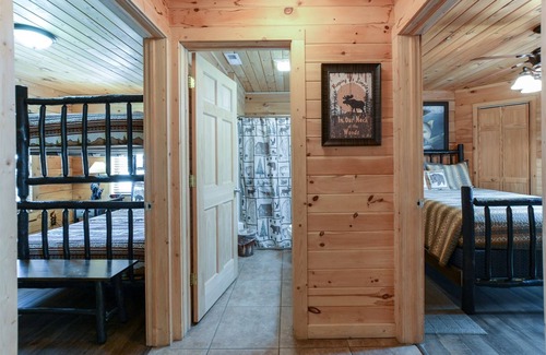 Branson Cedars Cabin | Cricket Creek Cabin: Pet-Friendly Retreat with Hot Tub
