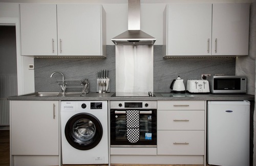 Crieff House | Inviting Crieff House: Pet-Friendly Stay with Breakfast