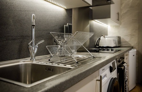 Crieff House | Inviting Crieff House: Pet-Friendly Stay with Breakfast
