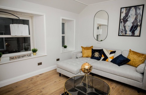 Crieff House | Inviting Crieff House: Pet-Friendly Stay with Breakfast