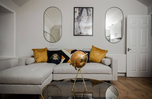 Crieff House | Inviting Crieff House: Pet-Friendly Stay with Breakfast
