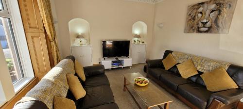 Dumfries House | Highly Rated Criffel Cottage: Cozy Retreat with Hot Tub