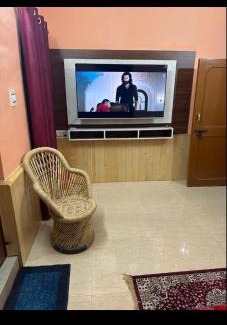 Rampur Bed & Breakfast | Charming Crimson Inn B&B: Child-Friendly & Highly Rated