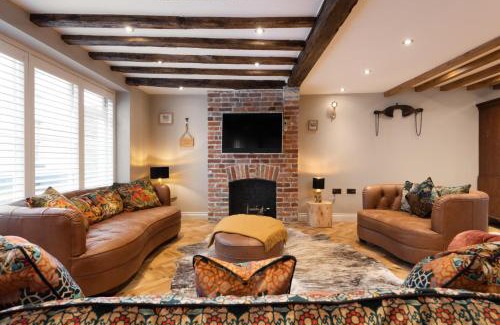 Canterbury House | Historic Crippens Home with Free Parking & Pet-Friendly Stay