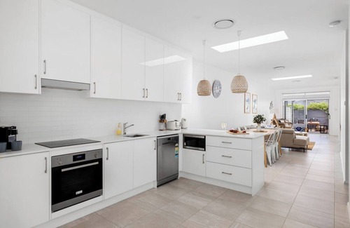 Fingal Bay House | Elegant Family Villa Near Beach with Free Wifi & Pets Welcome