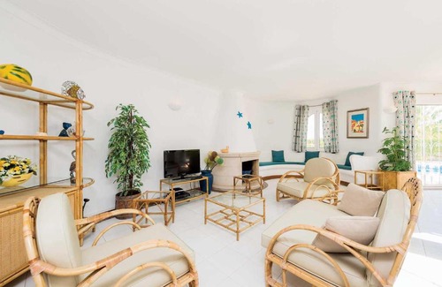 Sesmarias Villa | Exceptional Stay at Cristina 7: Pool & Family-Friendly Amenities