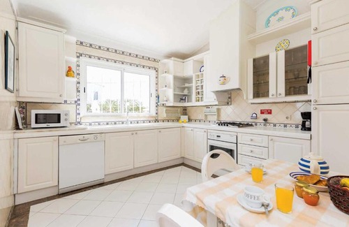 Sesmarias Villa | Exceptional Stay at Cristina 7: Pool & Family-Friendly Amenities
