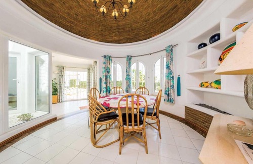 Sesmarias Villa | Exceptional Stay at Cristina 7: Pool & Family-Friendly Amenities