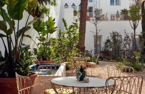 Mahon Hotel | Elegant Cristine Bedford: Oceanfront Stay with Pool & Pets