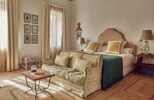 Mahon Hotel | Elegant Cristine Bedford: Oceanfront Stay with Pool & Pets