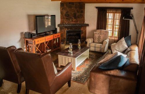 Dullstroom Apartment | Relax at Critchley Hackle - Managers Cottage with Pool & Spa