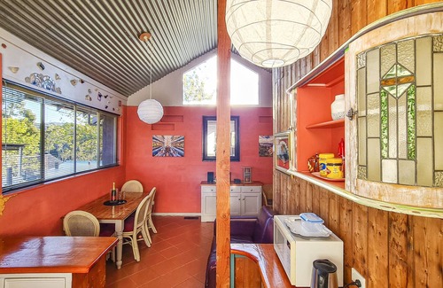 Hepburn Springs Cottage | Cozy Croft Cottage: Pet-Friendly Retreat near Hepburn Springs