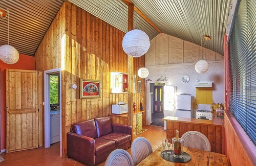 Hepburn Springs Cottage | Cozy Croft Cottage: Pet-Friendly Retreat near Hepburn Springs