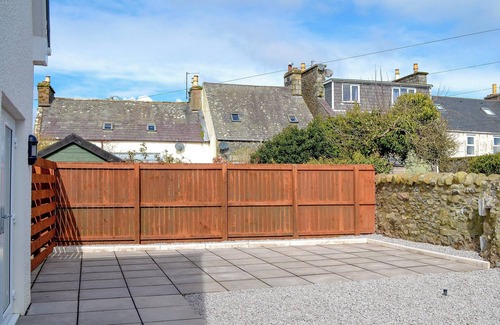 Wigtown Cottage | Cozy 2-Bedroom Retreat in Wigtown with Ocean Views
