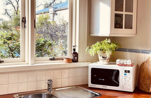 Echuca Cottage | Pet-Friendly Crofton Cottage: Top-Rated Boutique Stay