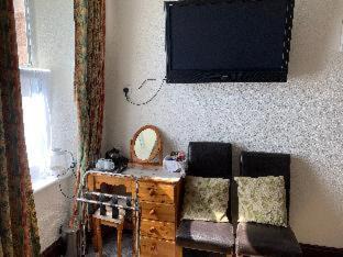 Dingwall House | Elegant Cromarty View Guest House with Kitchen Access