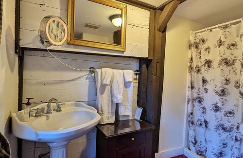 Cornwall Bed & Breakfast | Experience Comfort at Cromwell Manor Inn with Family-Friendly Amenities