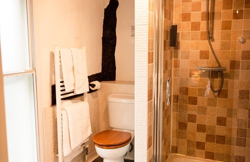 Shrewsbury Hotel | Discover Cromwell's Tap House: Guest Rated 8.8/10 Stay