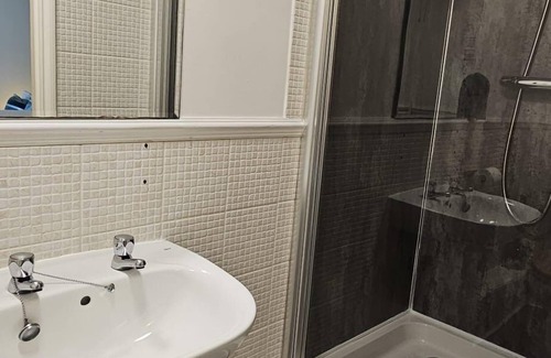 Shrewsbury Hotel | Discover Cromwell's Tap House: Guest Rated 8.8/10 Stay