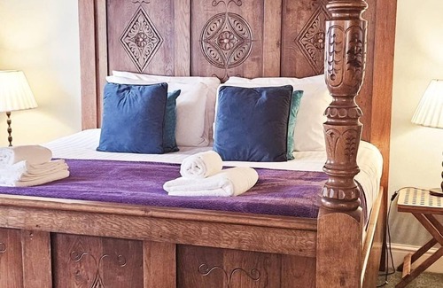 Shrewsbury Hotel | Discover Cromwell's Tap House: Guest Rated 8.8/10 Stay