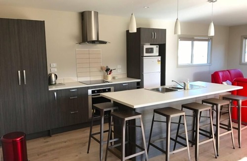 Lowburn House | Pet-Friendly Cromwell Safari Bach with Ocean Views