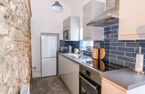 Ammanford Cottage | Pet-Friendly Crooked Hill Cottage with Hot Tub in Ammanford