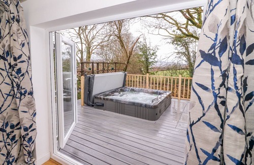 Ammanford Cottage | Pet-Friendly Crooked Hill Cottage with Hot Tub in Ammanford