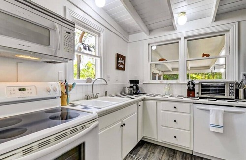 St. Marys Cottage | Cozy Riverside Retreat: Sabina's Cottage with Breakfast