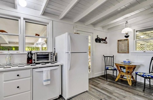 St. Marys Cottage | Cozy Riverside Retreat: Sabina's Cottage with Breakfast