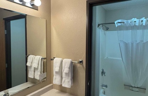 Crookston Hotel | Discover Crookston Inn & Convention Center with Spa Access