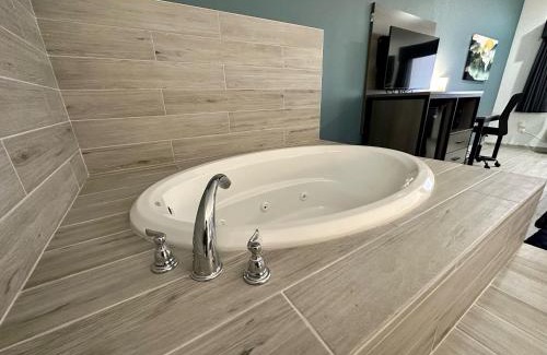 Barrett Hotel | Pet Friendly Crosby Travel Lodge with Hot Tub & Family Fun