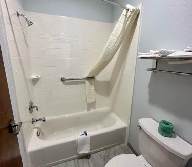 Barrett Hotel | Pet Friendly Crosby Travel Lodge with Hot Tub & Family Fun