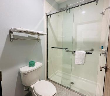 Barrett Hotel | Pet Friendly Crosby Travel Lodge with Hot Tub & Family Fun