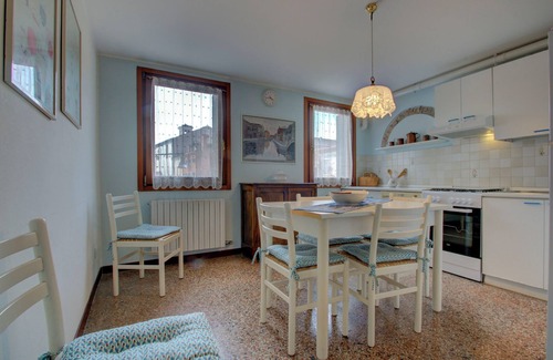 Dorsoduro Apartment | Ideal CANDIANO Cruise~Port with Breakfast & Family Amenities