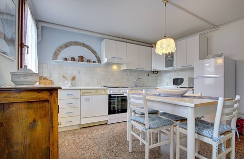 Dorsoduro Apartment | Ideal CANDIANO Cruise~Port with Breakfast & Family Amenities
