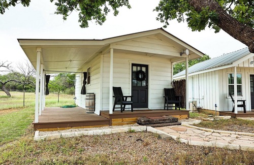 Fredericksburg Cottage | Cozy Cross Mountain Cottages #10 with Kitchen & Breakfast