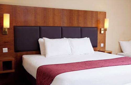 Pottersbury Hotel | Family-Friendly Cross Roads Hotel with Restaurant & Breakfast