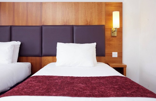 Pottersbury Hotel | Family-Friendly Cross Roads Hotel with Restaurant & Breakfast
