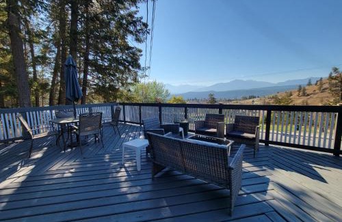 East Kootenay Hotel | Relaxing Cross Suite at MistyRiver Lodge for Families