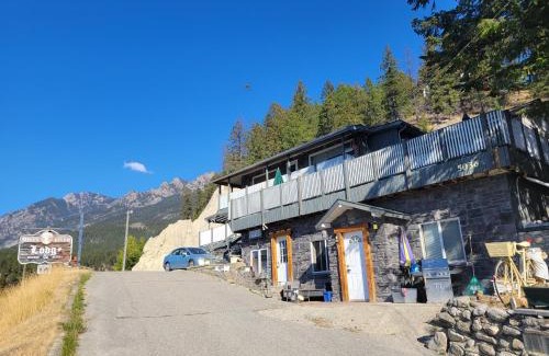 East Kootenay Hotel | Relaxing Cross Suite at MistyRiver Lodge for Families