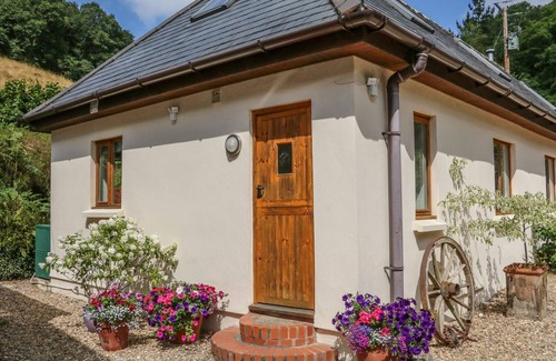 Shirwell Cottage | Family-Friendly CROSS SYKE BARN with Open Fire in Barnstaple