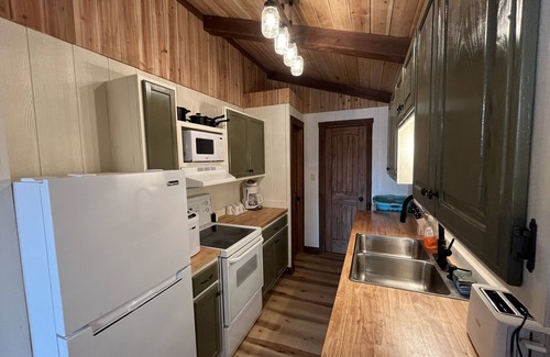 Burneyville Cabin | Cozy Cross Timbers Country Cabin #2 - Pet & Child Friendly