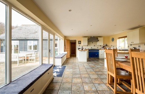 Aldringham Apartment | Crossing Cottage: Ideal Retreat for 9 with Spa & Breakfast