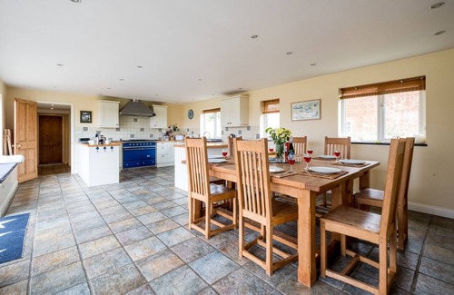 Aldringham Apartment | Crossing Cottage: Ideal Retreat for 9 with Spa & Breakfast