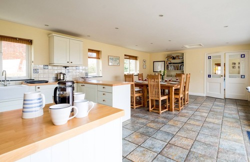 Aldringham Apartment | Crossing Cottage: Ideal Retreat for 9 with Spa & Breakfast