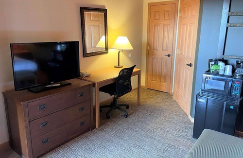 Fort Dodge Hotel | Discover Best Western Starlite Village with Pool & Spa