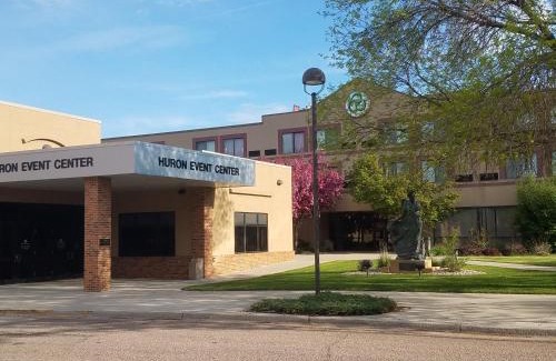 Huron Hotel | Relax at Crossroads Hotel & Huron Event Center with Pool