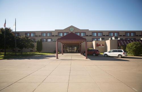 Huron Hotel | Relax at Crossroads Hotel & Huron Event Center with Pool