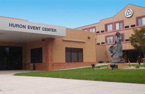Huron Hotel | Relax at Crossroads Hotel & Huron Event Center with Pool