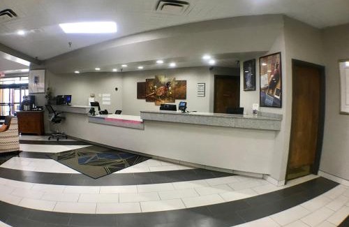 Huron Hotel | Relax at Crossroads Hotel & Huron Event Center with Pool